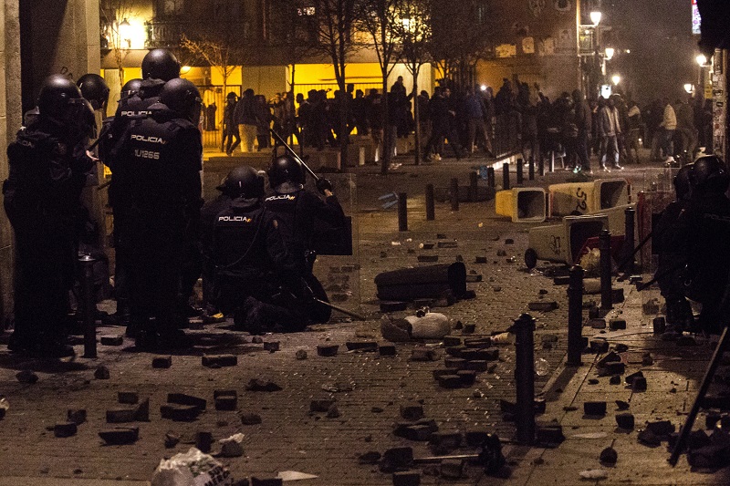 Policie v Madridu i Barceloně čelila demonstrantům.