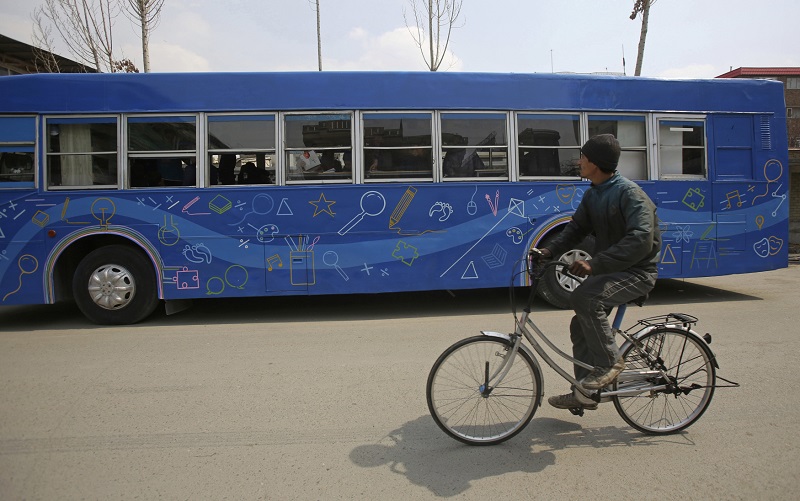 Modrý autobus přiváží radost afghánským dětem.