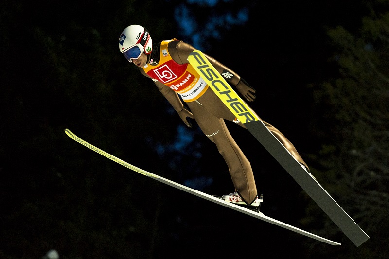 Kamil Stoch ovládl podruhé v kariéře Světový pohár ve skocích na lyžích.