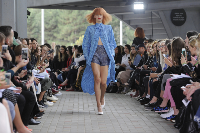 Své modely představí mladý návrhář Adam Kosta nebo návrhářka Monika Drápalová.