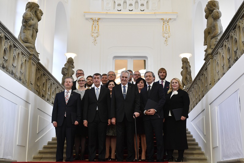 Prezident Miloš Zeman (uprostřed) s vládou ČR.