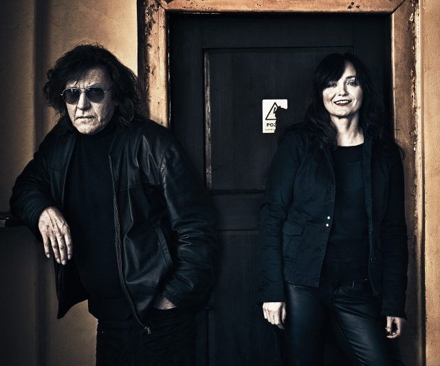 Zpěvačka Blanka Šrůmová (vpravo) a rockový písničkář Jan Sahara Hedl (vlevo) vydali 16. března 2018 své druhé album.