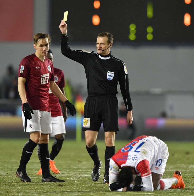 Pavel Královec v derby několikrát rozhodl nepřesně, jeho chyby ale napravili kolegové u videa.
