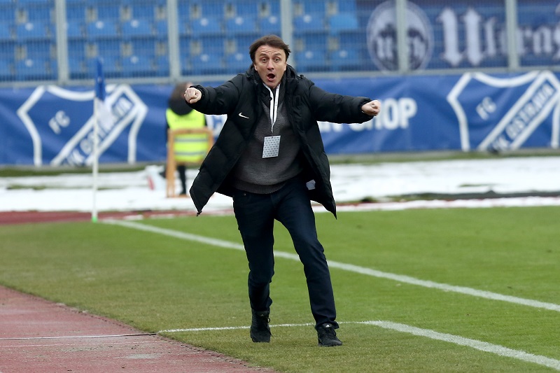 Trenér Slovácka Michal Kordula přikládá vinu špatný výsledků častým rodinným povinnostem svých plejerů.