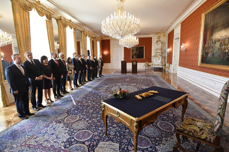 Prosincové jmenování vlády prezidentem Milošem Zemanem.