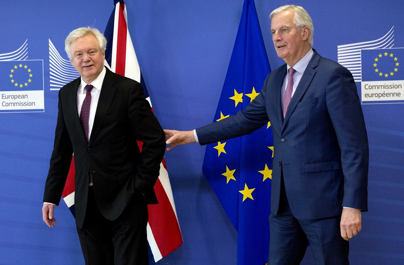 Michel Barnier (vpravo) s Davidem Davisem.