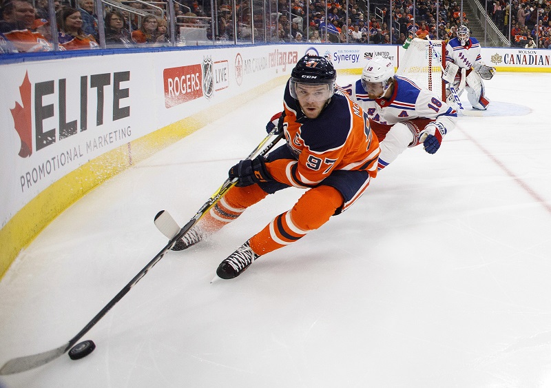 Kapitán Edmontonu Connor McDavid v zápase s Rangers.