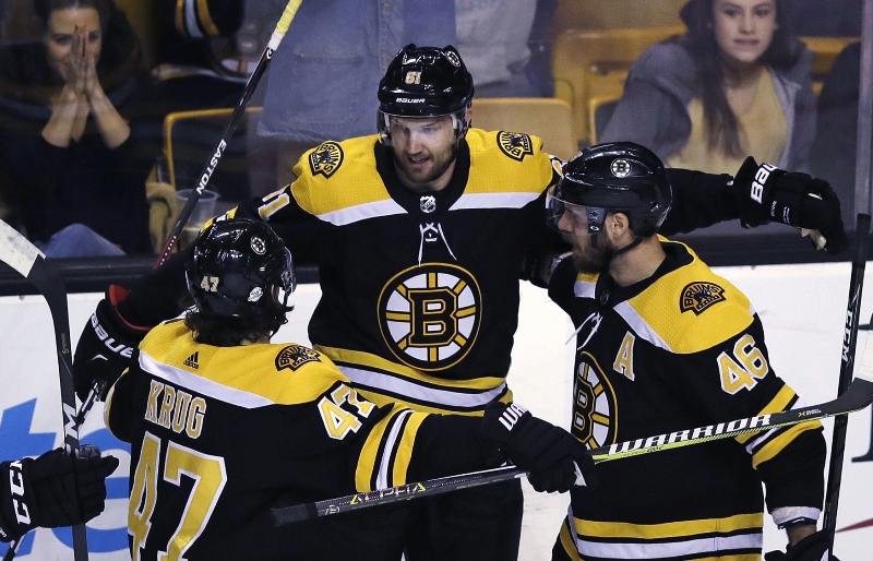 Ani trefa Davida Krejčího (vpravo) Bostonu k vítězství nepomohla.