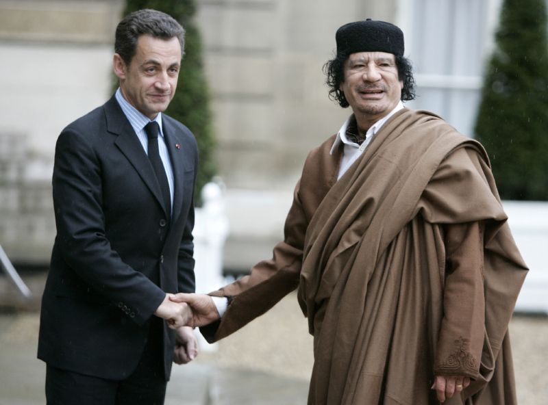 Nicolas Sarkozy (vlevo) a Muammar Kaddáfí.