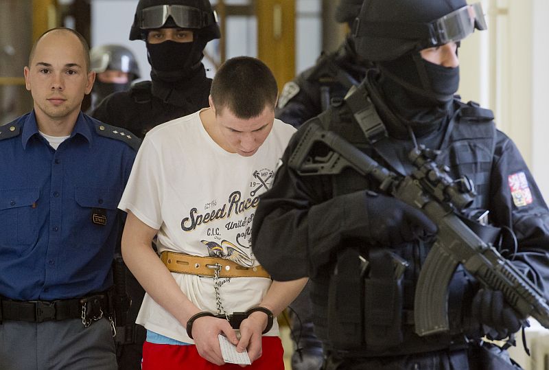 Lukáš Hajný v doprovodu policejní eskorty.