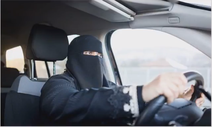 Muslimka prohrála v Německu soud - nemůže řídit v nikábu.