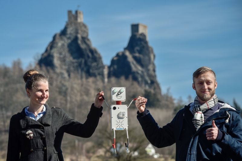 Šifrovanými stezkami bude návštěvníky provázet robot Čenda.