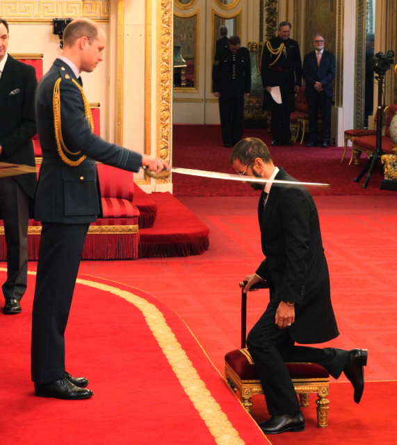Britský princ William povýšil do šlechtického stavu bubeníka Ringo Starra.