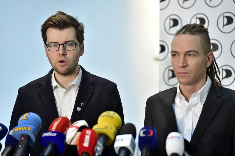 Piráti (zleva) Jakub Michálek a Ivan Bartoš.
