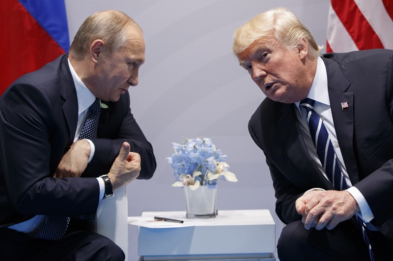 Vladimir Putin (vlevo) a Donald Trump na fotce z července roku 2017. Vladimir Putin (vlevo) a Donald Trump na fotce z července roku 2017.