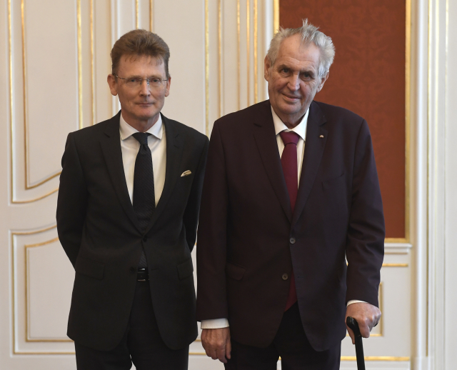 Velvyslanec Spojeného království Velké Británie a Severního Irska Nicholas Archer (vlevo) a prezident Miloš Zeman.