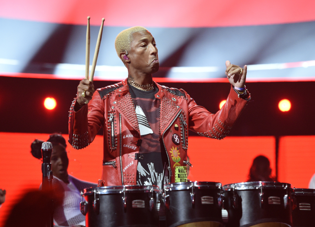Zpěvák a producent Pharrell Williams.
