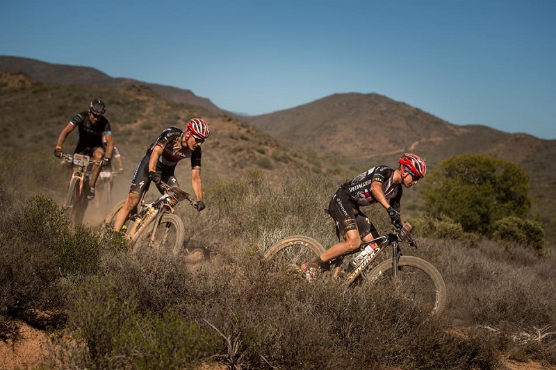 Jaroslav Kulhavý vede s novým parťákem Howardem Grottsem závod dvojic Cape Epic.