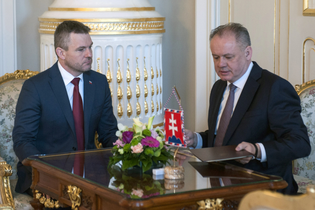 Slovenský prezident Andrej Kiska (vpravo) a dosavadní vicepremiér vlády Peter Pellegrini.