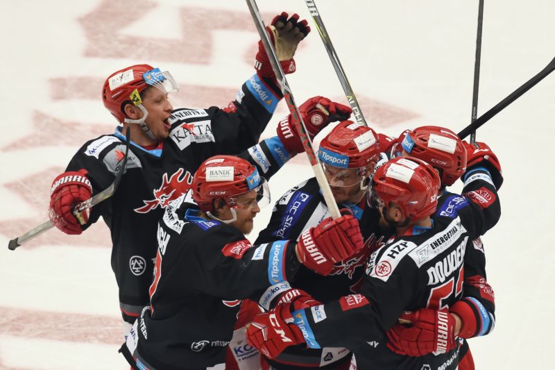 Hokejisté Třince se radují po další domácí výhře. V sérii vedou 3:2.