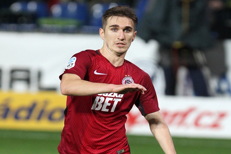 Fotbalista pražské Sparty Bogdan Vatajelu měl po tréninku autonehodu.