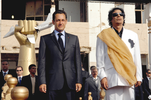 Nicolas Sarkozy a Muammar Kaddáfí, v době Sarkozyho mandátu.