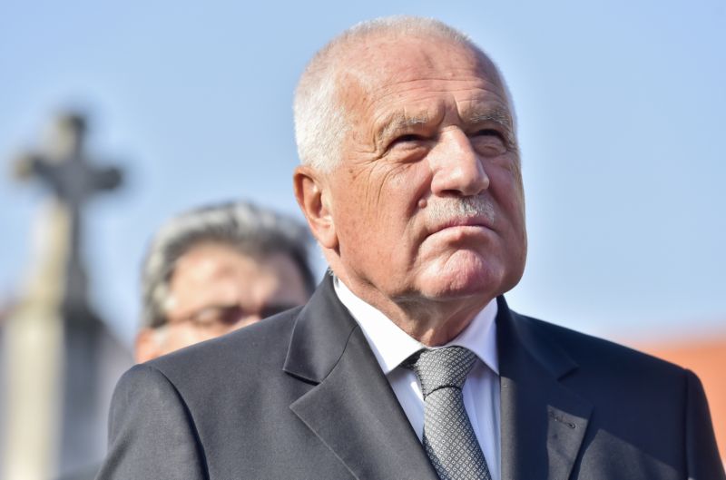 Václav Klaus z návštěvy zápasu NBA příliš nadšený nebyl. Václav Klaus z návštěvy zápasu NBA příliš nadšený nebyl.