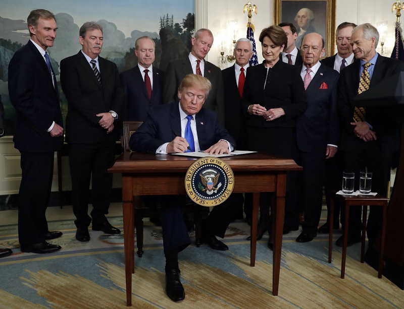 Americký prezident Donald Trump podepisuje dekret.