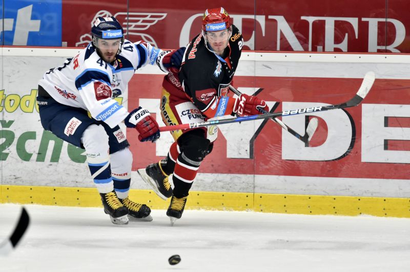 Obránce Hradce Petr Zámorský (vpravo).