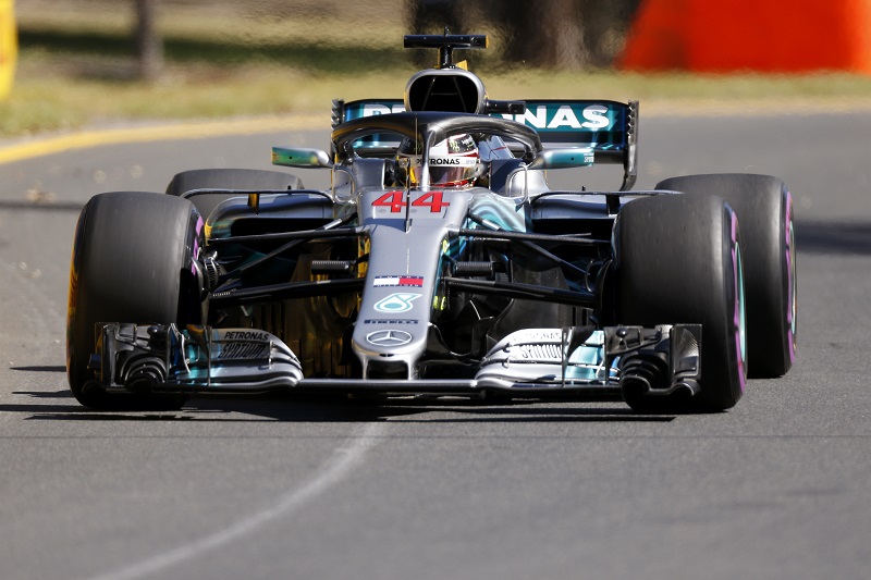 Britský pilot Lewis Hamilton ovládl oba tréninky v Austrálii.