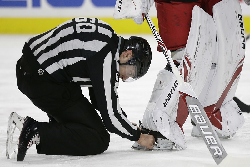 Cam Ward si dal v utkání proti Arizoně nejšílenější vlastní gól všech dob.