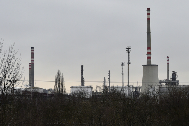 Chemický závod v Kralupech nad Vltavou.