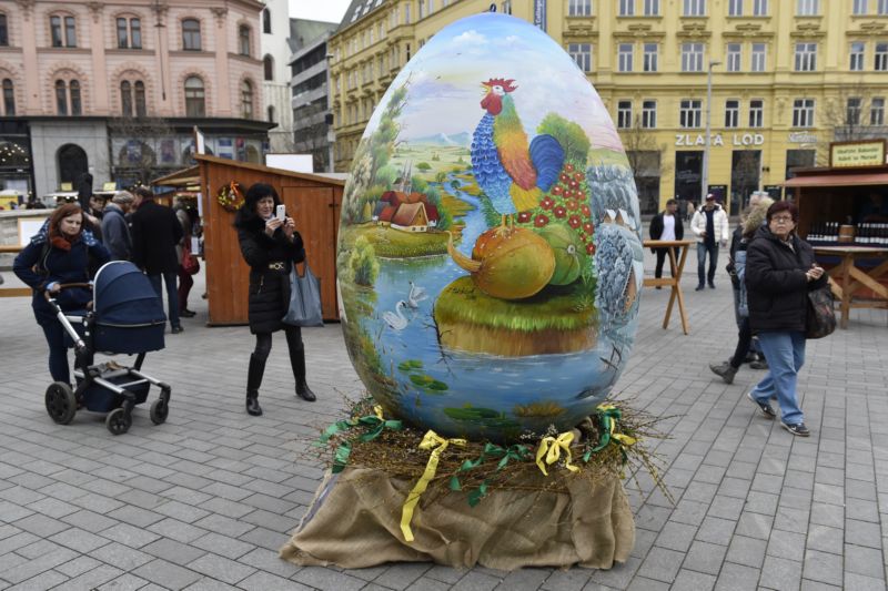 Chorvaté věnovali městu dvoumetrovou plastovou kraslici.