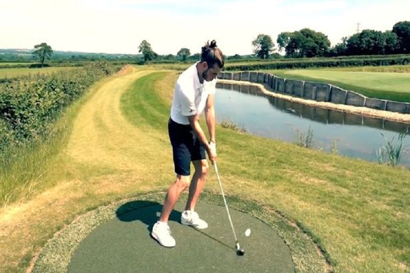 Zahradu velšského fotbalisty nově zdobí tři repliky golfových jamek.