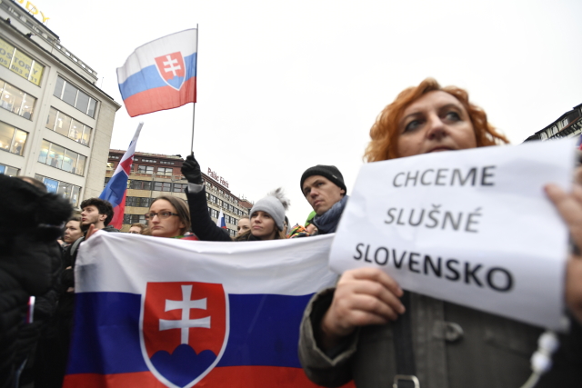 Účastníci demonstrace Za slušné Slovensko (ilustrační foto). 