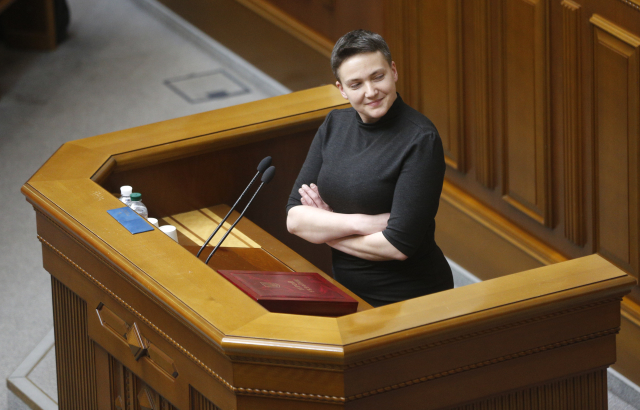 Nadija Savčenková před soudem. 