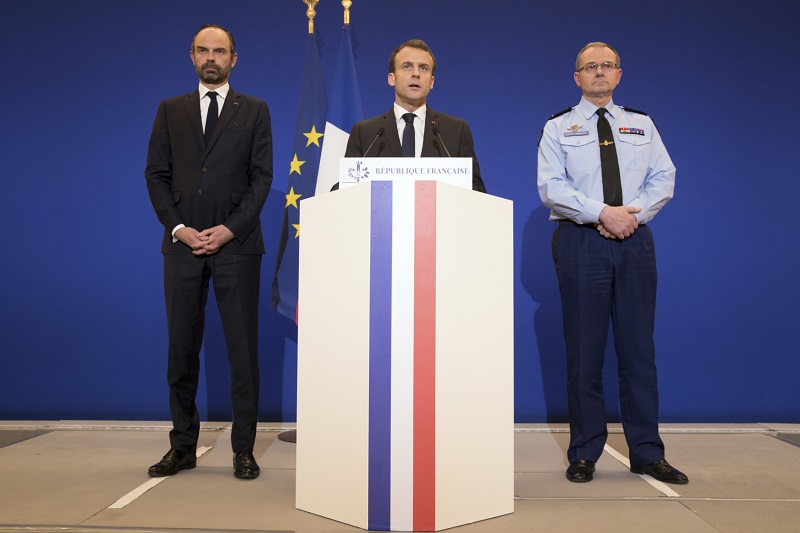 K útoku se vyjádřil také francouzský prezident Emmanuel Macron (u pultu).