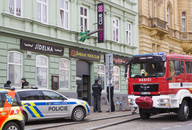 V erotickém klubu v Plzni zaútočila žena kyselinou, pět zraněných.