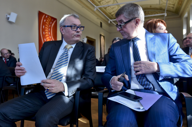 Vlevo prezident Hospodářské komory Vladimír Dlouhý a premiér Andrej Babiš.
