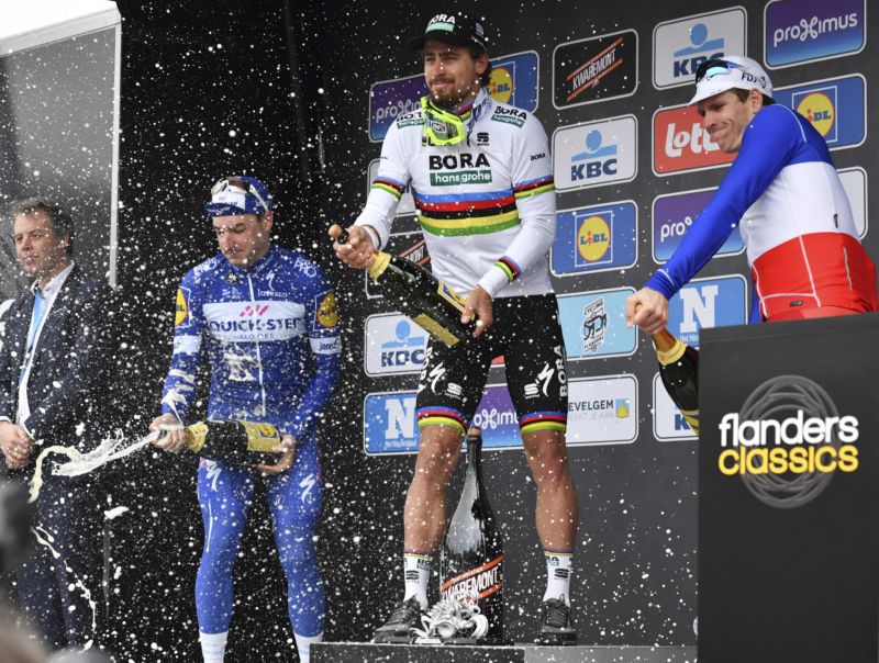 Peter Sagan radující se z výhry v etapě (uprostřed).