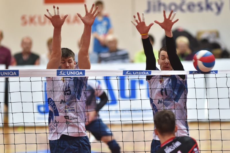 Kladenští volejbalisté Vladimír Sobotka (vlevo) a Petr Šulista (vpravo) na bloku.