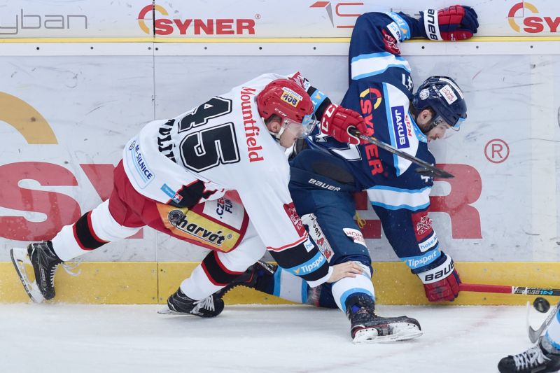 Hradecký Filip Pavlík (vlevo) a liberecký Tomáš Filippi.