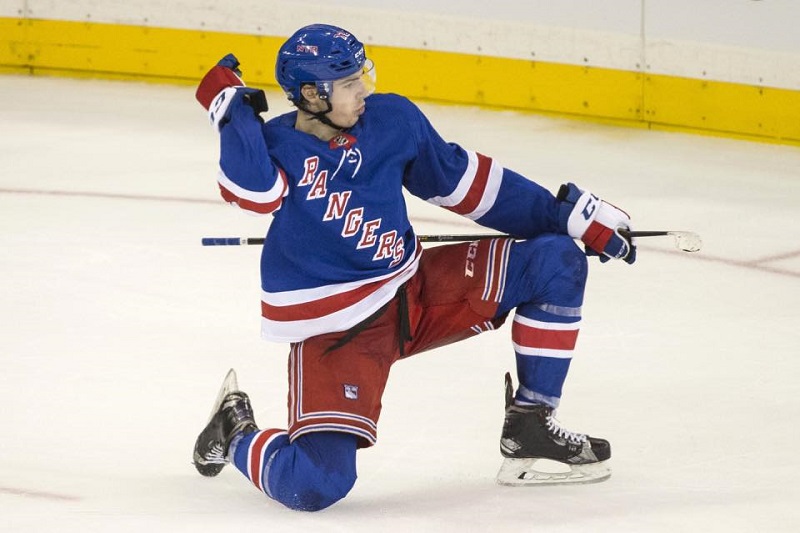 Osmnáctiletý útočník Filip Chytil se vrací z farmy do Rangers.