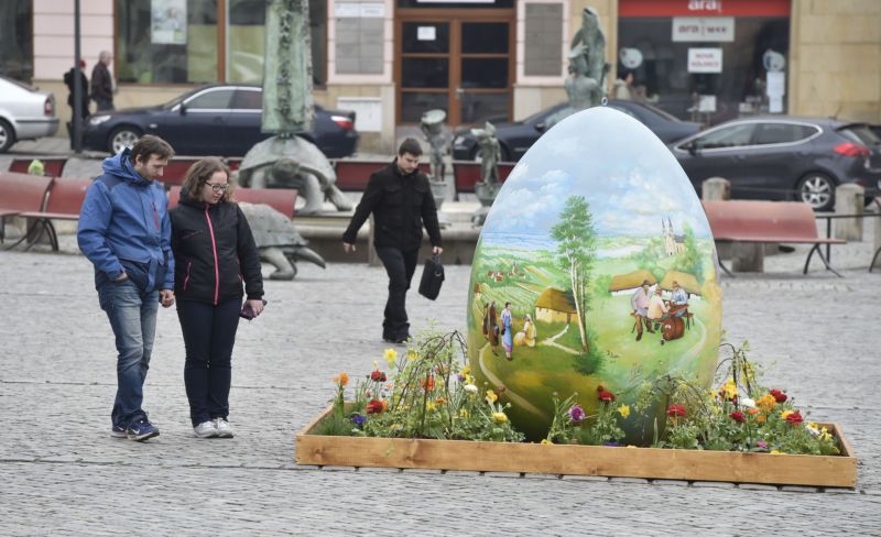 Dvoumetrovou kraslici vyzdobili lidoví umělci z Chorvatska.