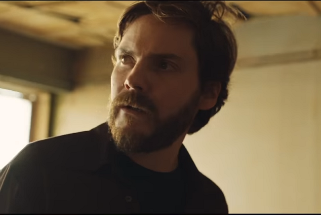 Herec Daniel Brühl ve filmu Operace Entebbe ztvární postavu Wilfrieda Bösse.