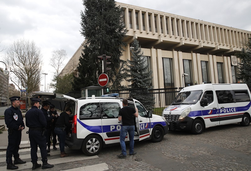 Policejní auta před ruskou ambasádou v Paříži.