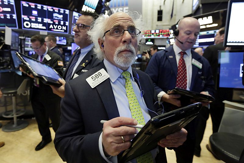 Burzovní makléři na Wall Street v New Yorku.