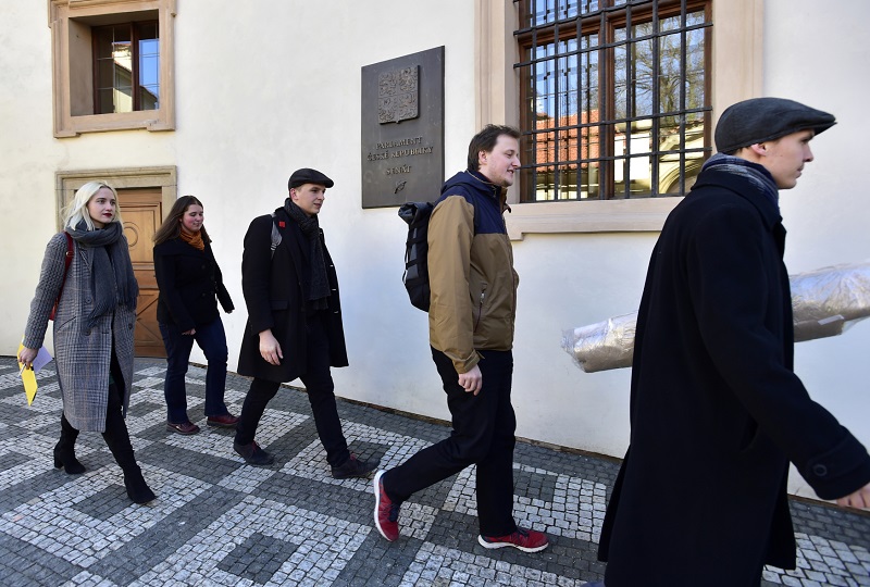 Ilustrační foto - studenti jdou předat petici.