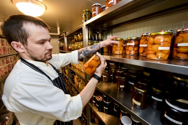 Na snímku zástupce šéfkuchaře Ondřej Kuracina z pražské restaurace La Degustation Boheme Bourgeoise, která letos obhájila michelinskou hvězdu.