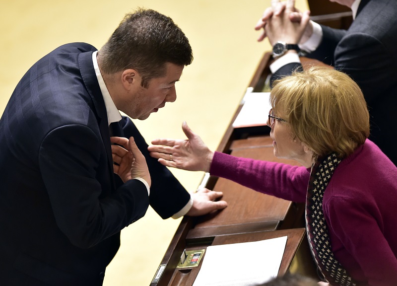 Předseda SPD Tomio Okamura a poslankyně za ANO Helena Válková debatují 27. března 2018 v Praze na schůzi Poslanecké sněmovny.